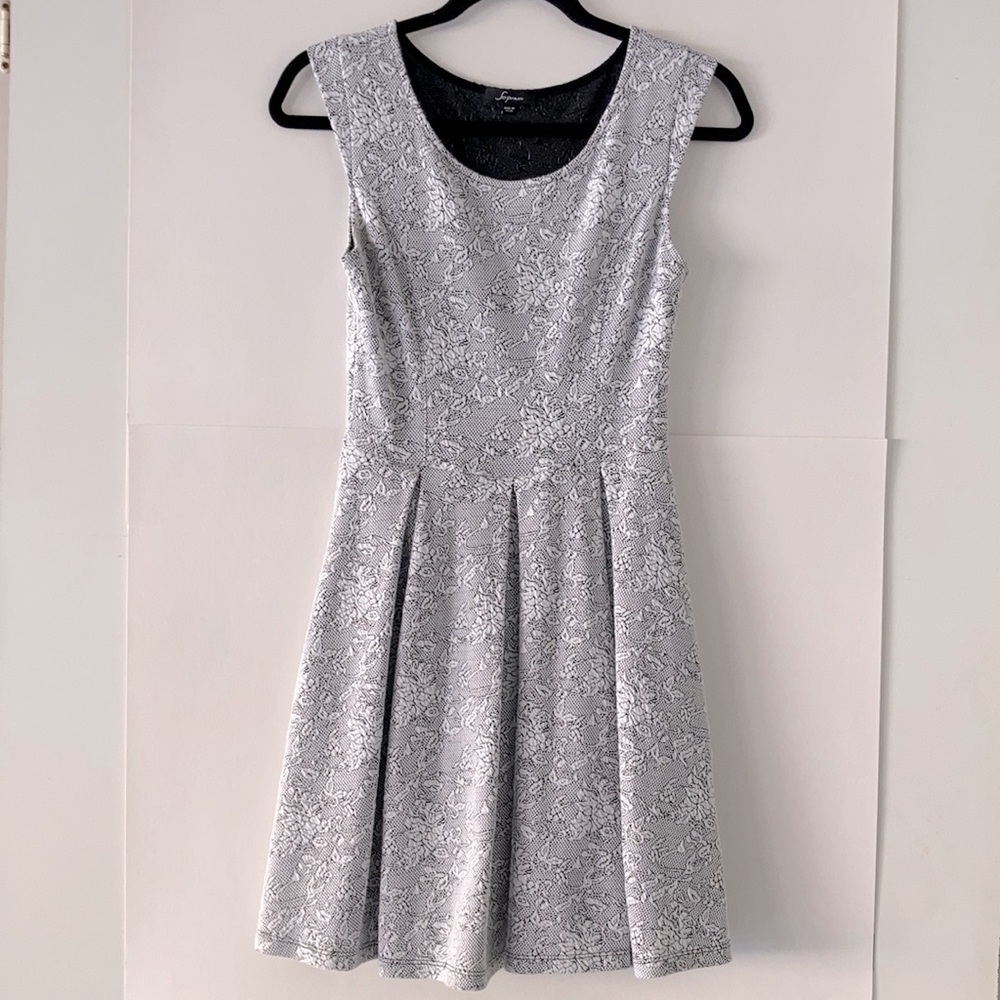 Soprano Scoop-neck White Dress Size Small